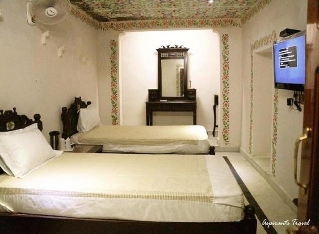 Hotel Suroth Mahal Luharu Exterior photo
