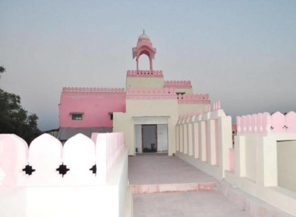 Hotel Suroth Mahal Luharu Exterior photo